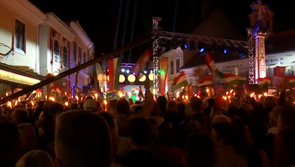 Horiace fakle a protivojnová reč: Boli sme sa v Maďarsku pozrieť na predvolebný míting Orbána