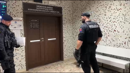 Muž, ktorý v supermarkete napadol svoju bývalú advokátku, bol vzatý do väzby