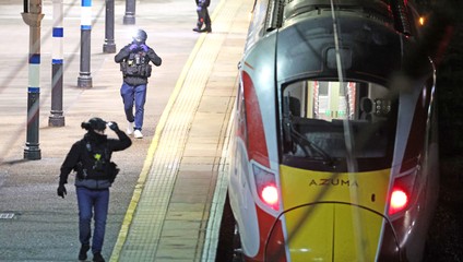 Cestujúci sa v panike skrývali na toaletách. Polícia obvinila útočníka z vlaku z 11 pokusov o vraždu