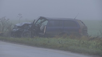 Policajné vozidlo sa zrazilo s osobným autom. Pri nehode sa zranila jedna osoba