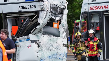 Vážna zrážka električiek v Nemecku: Traja ľudia bojujú o život