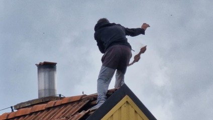 Muž hádzal po záchranároch škridly, po páde sám potreboval ich pomoc