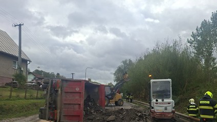 Nákladné auto pri Svrčinovci zišlo do protismeru a prevrátilo sa. 61-ročný vodič zomrel
