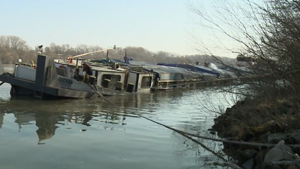 Na Dunaji pri Medveďove sa potápal šlep s tisíc tonami pšenice