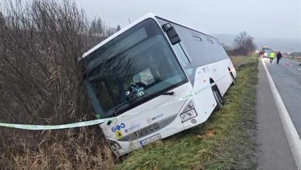 Autobus zišiel z cesty a skončil v priekope. Zranilo sa desať osôb
