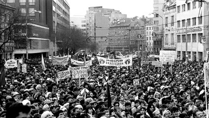 Tribúni Novembra ’89: Dnešná nespokojnosť mladých pripomína revolúciu