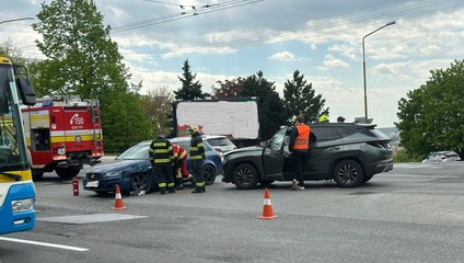 V Košiciach sa zrazili dve autá. Na mieste bolo viacero zranených