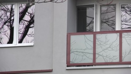 23-ročný mladík v Seredi prežil pád z balkóna na šiestom poschodí
