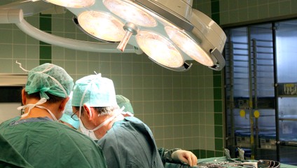 Za zvedavosť dcéry hrozí matke rok za mrežami. Neurochirurgička jej dovolila vŕtať pacientovi do lebky