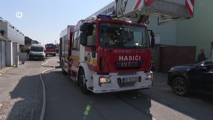 Desiatky hasičov bojovali s požiarom rodinného domu. Podpálenie mala spôsobiť neter