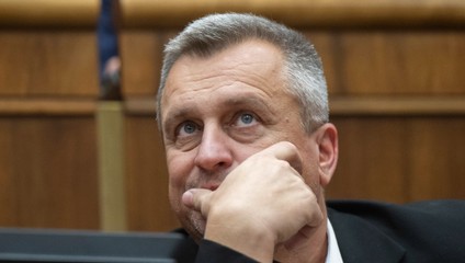 Koaličná SNS adresuje výzvu Ficovi. Žiada výmenu Maroša Šefčoviča