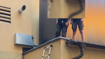 Dvojica zlodejov na streche policajtom tvrdila, že sa vracajú domov a nechcú zobudiť mamu
