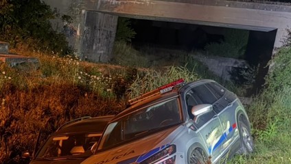 Opitý vodič unikal pred políciou. Pri naháňačke sa zranili dvaja policajti