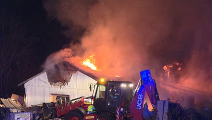 Plamene pohltili príbytok v Nitre: Minimálne desať ľudí zostalo bez strechy nad hlavou