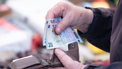 Slovenskí zamestnanci dostanú zo superhrubej mzdy 51,5 percenta, najmenej v regióne V4