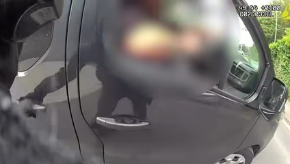 VIDEO: Hrdinský čin vodiča dodávky. Policajta so zbraňou odviezol až k pachateľovi