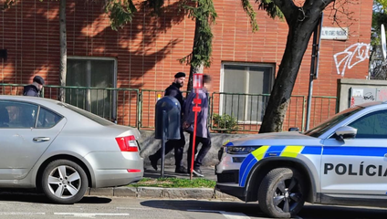 V byte v Bratislave našli mŕtvy manželský pár. Polícia zadržala ich syna