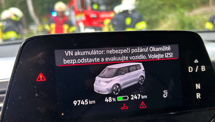 Elektromobil varoval vodičku pred možným požiarom. Hasiči museli zasiahnuť