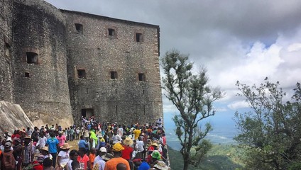 V tlačenici medzi návštevníkmi turistickej atrakcie na Haiti zomrelo 30 ľudí, najmä detí