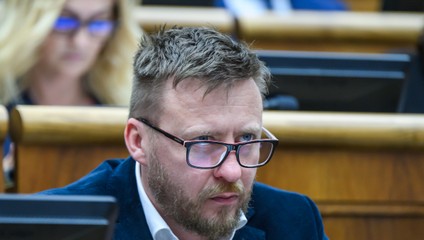 Lekári bijú na poplach: Kotlárove hoaxy ohrozujú životy. Žiadajú Fica o jeho odvolanie