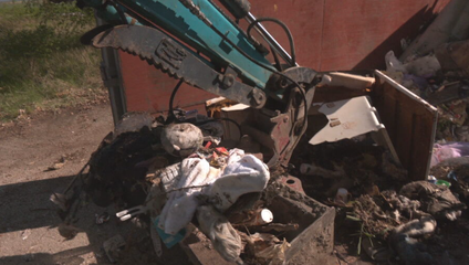 Dobrovoľníci upratali nelegálnu skládku. Pomáhal aj 90-ročný Ján