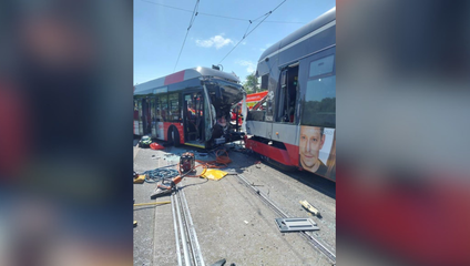 V Prahe sa zrazila električka s autobusom. Zatiaľ hlásia 15 zranených