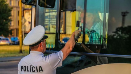 Polícia počas leta sprísňuje kontroly. Alkohol zistili u vodiča autobusu aj taxislužby