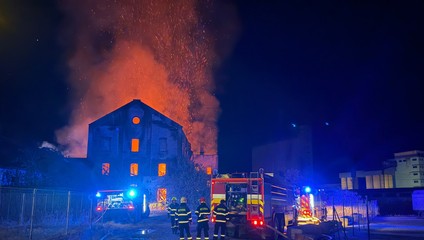 AKTUÁLNE! Historickú budovu v Plešivci pohltili obrovské plamene