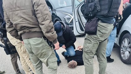 Vodič, ktorý zdemoloval Kamenné námestie je už v rukách polície. Pri zadržaní kládol odpor