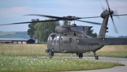 Česká firma získala významnú zákazku. Bude distribuovať diely pre vrtuľníky Black Hawk
