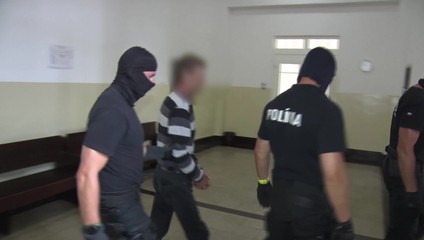 Muž, ktorý mal zavraždiť svoju manželku, ide do väzby. Hrozí mu až 25 rokov