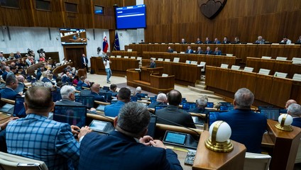 Poslanci pritvrdili: Za priestupok obecné práce a vyššie pokuty za extrémizmus