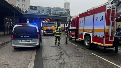 V bratislavskej Rači je obmedzená doprava pre zaseknuté vozidlo