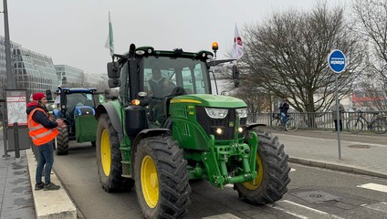 Traktory pri Európskom parlamente: Farmári protestujú proti dohode EÚ s Mercosurom