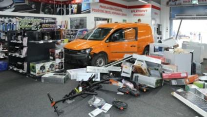 Ukradol auto, no utiekol pešo: Kradol aj svadobné šaty a elektroniku