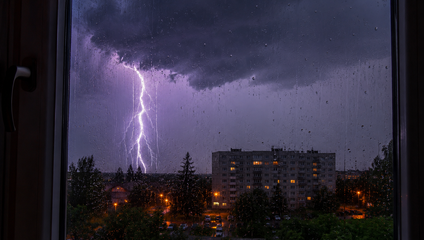 Pozor na počasie! Slovensko zasiahnu búrky, meteorológovia vydali výstrahy