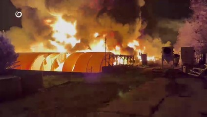 Oheň pohltil odpadový plast a pneumatiky. Hasiči zasahovali celú noc