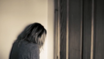 Žena sa na diaľku zamilovala do väzňa. Po prepustení ju však začal týrať