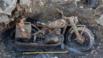 Vysychajúci Dunaj odhalil vojnový motocykel aj muníciu. Pod ním našli ľudské pozostatky