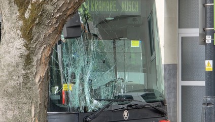 V centre Bratislavy došlo k zrážke s trolejbusom. Na mieste sú záchranné zložky