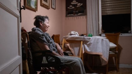 Ženu (87) vysťahovali z bytu na nosidlách. Po masívnych protestoch sa môže vrátiť domov