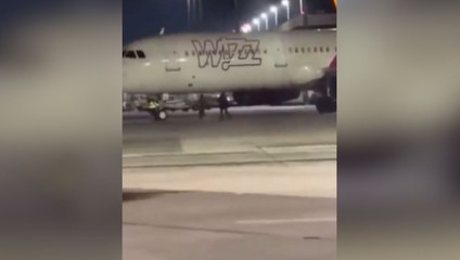 Cestujúci vybehli na pristávaciu plochu a pokúsili sa stihnúť svoj zmeškaný let