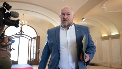 Huliak nie je spokojný s prácou ministerky kultúry. Kritizuje zrušenie folklórneho festivalu pre deti