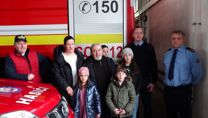 Popradskí hasiči venovali peniaze ťažko skúšaným rodičom so šiestimi deťmi