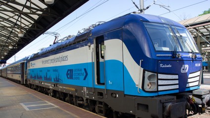 Ľahol si medzi koľaje, rýchlik prefrčal nad ním. Muž zázračne prežil stret s vlakom