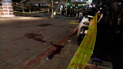 Muž v centre mesta smrteľne dobodal 3 ľudí. Predtým odpálil dymové bomby