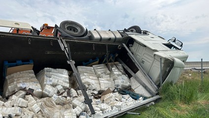 Pri Košiciach sa prevrátil kamión. Úsek čaká niekoľkohodinová uzávera