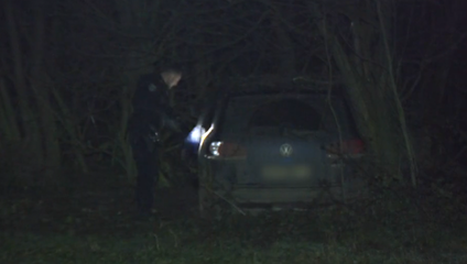 Policajná naháňačka sa skončila smrťou muža. Jeho partnerka chce poznať príčinu úmrtia