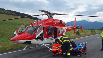 Čelná zrážka pri Svätom Kríži: Dvaja ľudia utrpeli ťažké zranenia