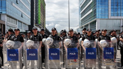 Turecká polícia vtrhla do centrály opozície. Proti demonštrantom nasadila slzný plyn